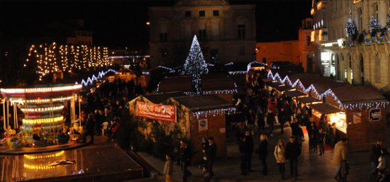 image : photo village de noël 2008 place de la mairie de Mont de Marsan