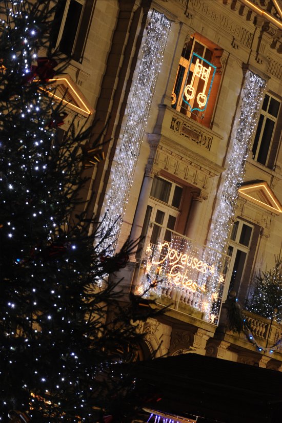 image : photo village de noël 2008 façade de la mairie de Mont de Marsan