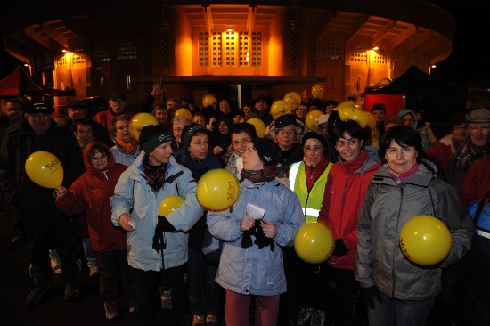 image : photo du Téléthon 2008 à Mont de Marsan - Fil rouge : le plus grand nombre de ballons fixés sur les Arènes